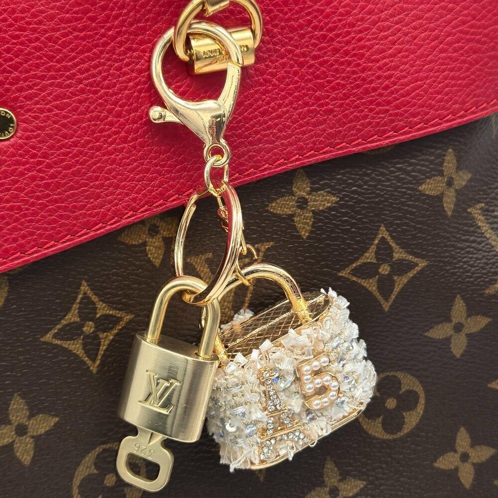 Authentic Louis Vuitton Padlock Gold 🔒 Key Set + Keychain Bag Charm - Picture 11 of 12